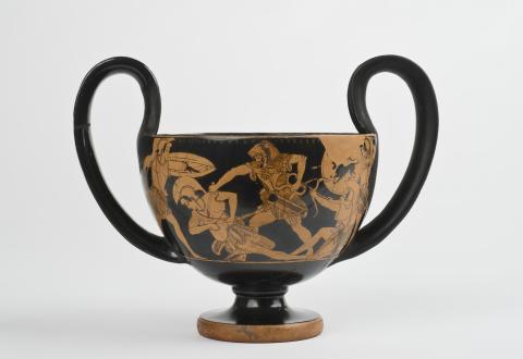 Sur ce vase à boire, le héros Héraclès combat des femmes guerrières