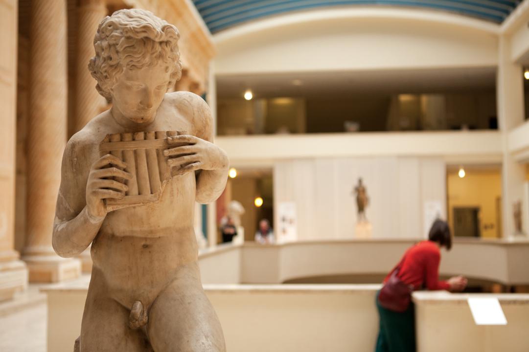 salle Apamée et une sculpture en marbre