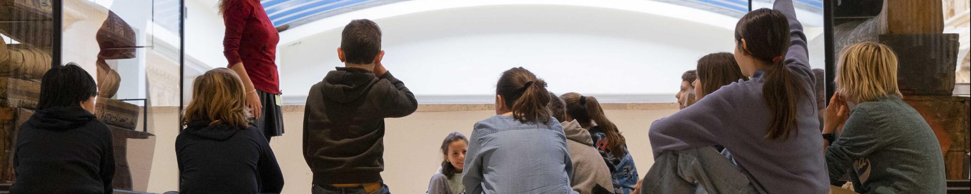 élèves dans l'aile Antiquité