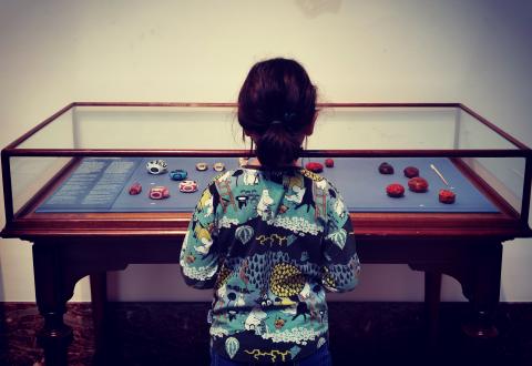 une enfant devant la vitrine des boîtes chinoises