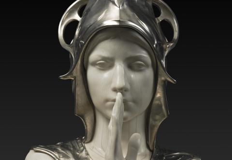 buste d'une jeune femme portant la main droite à ses lèvres 