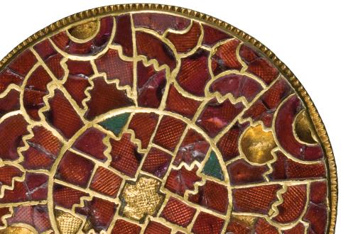 Disc-shaped brooch in gold, silver and garnet
