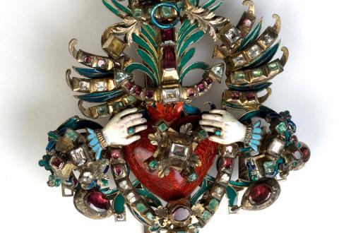 bijou en argent doré, diamant (?), rubis (?), émeraude (?), émail