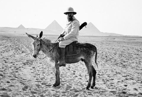 Jean Capart in de woestijn tussen de piramides van Giza en Aboesir