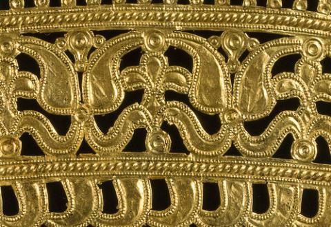 Band van dun goudblad die ooit een drinkhoorn versierde, goud