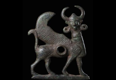 Bronzen wangplaat in de vorm van een gevleugelde stier