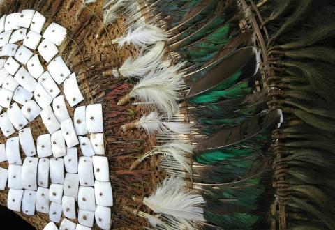 Ceremoniële hoofdtooi, hout, kokos, schelpen, veren en menselijk haar