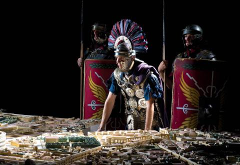 foto Romeinse generaal die naar maquette kijkt / photo général romain qui regarde la maquette 
