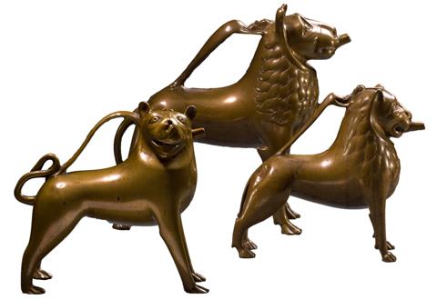 Trois lion aquamaniles/Drie aquamaniles in de vorm van een leeuw/Three aquamaniles in the shape of a lion