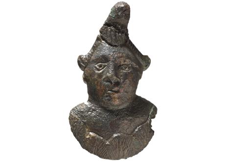 Applique à tenon en forme de buste d’Attis/Meubelbeslag met pin in de vorm van een Attis buste/Applique with pin in the shape of an Attis bust