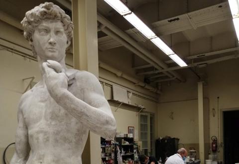 L'atelier de moulage/de afgietselwerkplaats/the plaster cast workshop