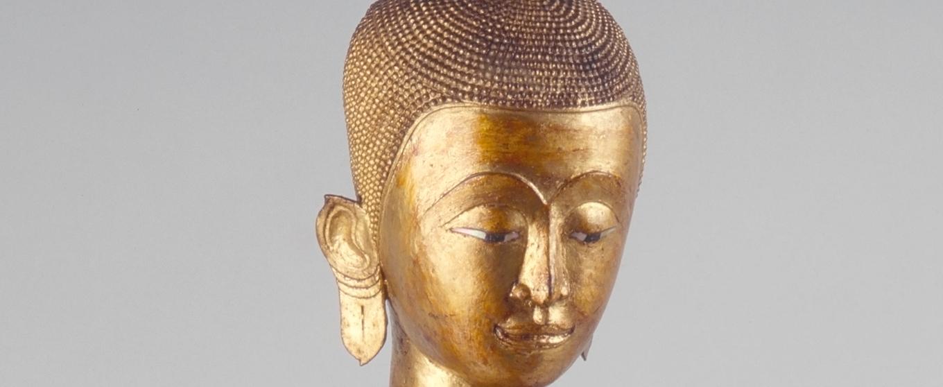zoom sur visage d'une sculpture représentant un moine bouddhiste