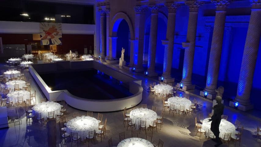 salle Apamée avec tables dressées et lumière bleue