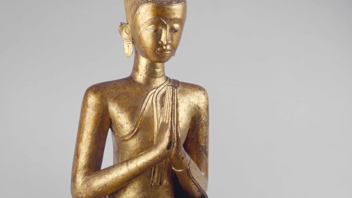 sculpture en bronze doré d'un moine bouddhiste agenouillé