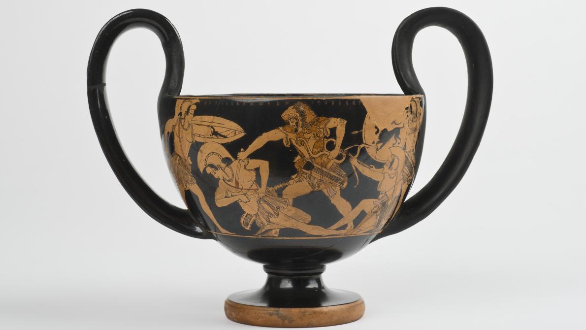 Sur ce vase à boire, le héros Héraclès combat des femmes guerrières